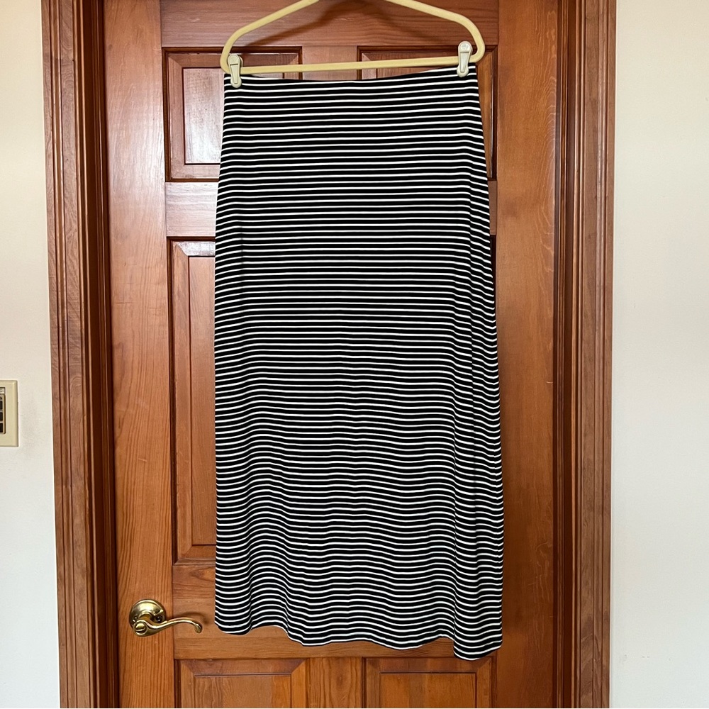ANN TAYLOR PETITE Women’s Black and White Stripped Long Skirt in Size LP